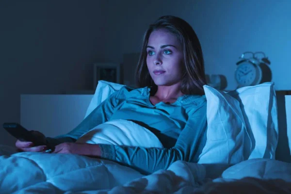 mirando la televisión en malos hábitos para dormir