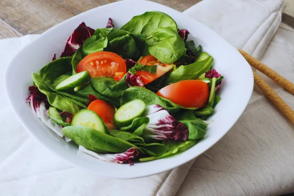 ensalada como hábito para dormir mejor