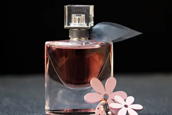 perfume en frasco de vidrio