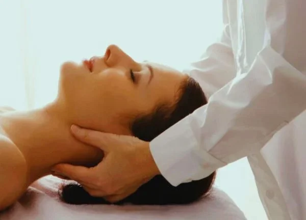 reiki usui con imposición de manos el cuello