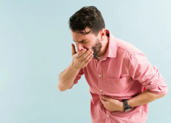Alergia o toxicidad a los aceites esenciales con hombre experimentando nauseas